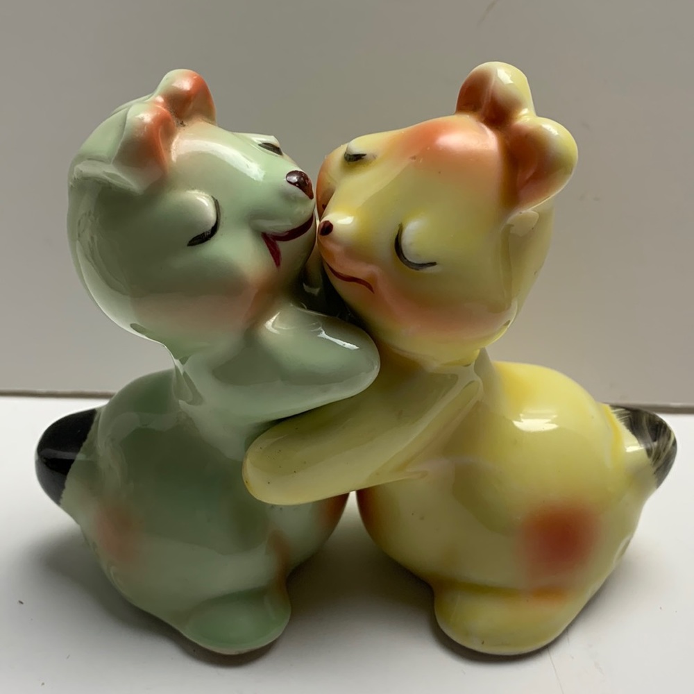 1950's Van Tellingen Green Yellow Bunny Rabbit Hug Salt Pepper Shakers Set HTF